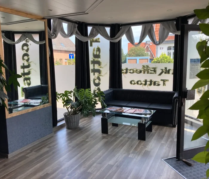 Wartebereich mit Sitzgelegenheiten im Ink Effects Tattoo Studio Peine